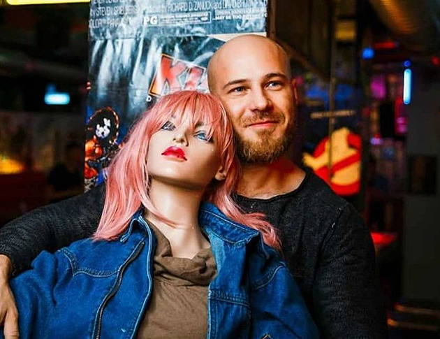 Top 10 nejbizarnějších svateb: Muž si vzal pizzu, jiná žena zase horskou dráhu