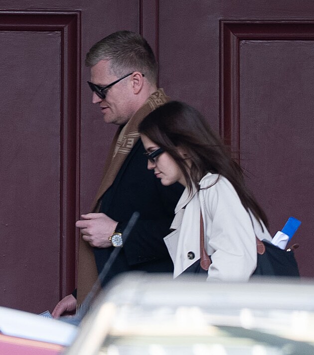 Subtiln� bruneta dr�ela s Turkem krok, kdy� spole�n� odch�zeli od budovy...