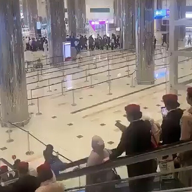 Chaos na dubajsk�m leti�ti. Cestuj�c� po incidentu opou�t�j� termin�l a...