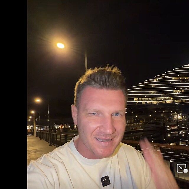 Hanousek nat��� video z Dubaje v noci. Ve v�stupu tvrd�, �e ��ivot funguje...