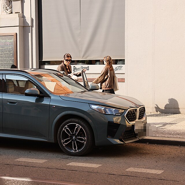 Ornella Koktov� nastupuje do auta.