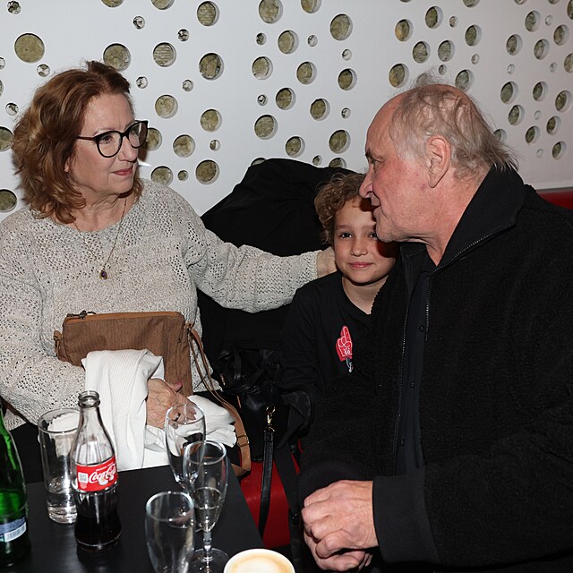 Michael Koc�b u jednoho stolu s exman�elkou Marshou