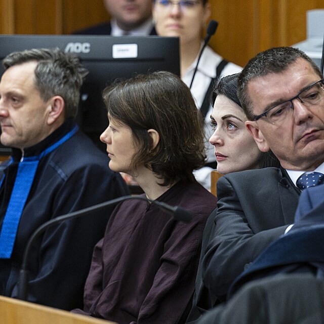 Na lavici ob�alovan�ch op�t sed� i zuba�ka Magdalena �ifferov� (�ena vpravo).