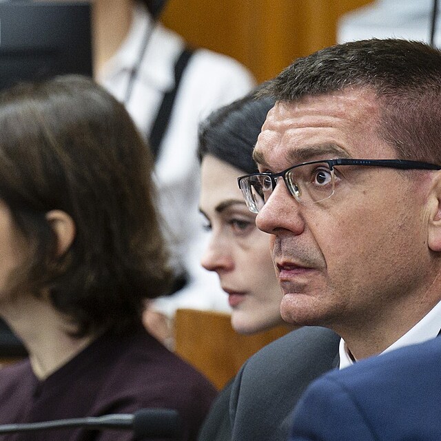 Na lavici ob�alovan�ch op�t sed� i zuba�ka Magdalena �ifferov�.