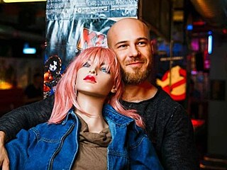 Yuri Tolochko si vzal silikonovou panenku