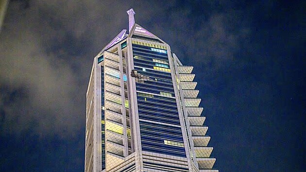 Fotografie a záb�ry ukazují kou� stoupající z v�e 23 Marina, která má 88 pater...