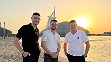 Ji�í Hanousek s kolegy v Dubaji na plá�i p�i západu slunce. V pozadí ikonický...