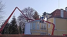 Luxusní vozy a filmová technika p�ed zámkem Ratbo�. Práv� tady vznikají scény...