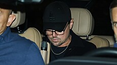 Leonardo DiCaprio p�ijí�dí v doprovodu ochranky na natá�ení.