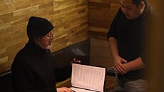 Herec Mads Mikkelsen v restauraci si práv� objednává ve�e�i.