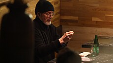 Herec Mads Mikkelsen pove�e�el v asijské restauraci.