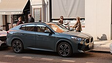 Ornella Koktová nastupuje do auta.