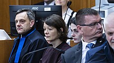 Na lavici ob�alovaných op�t sedí i zuba�ka Magdalena �ifferová.