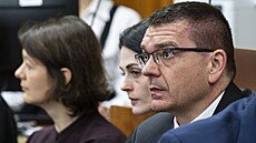 Na lavici ob�alovaných op�t sedí i zuba�ka Magdalena �ifferová.