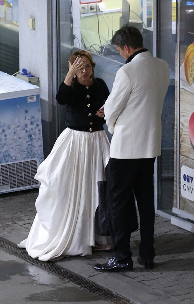 Tatiana Dykov� vysv�tluje rukama i hlavou, co p�esn� se pr�v� stalo. Vojt�ch...