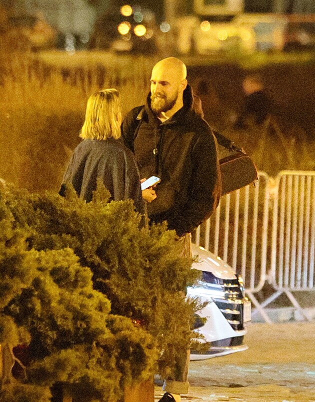 Ten n�kdo �ekal bokem mimo hlavn� ruch. Alex Grigoriev se necpal do z�b�ru a...