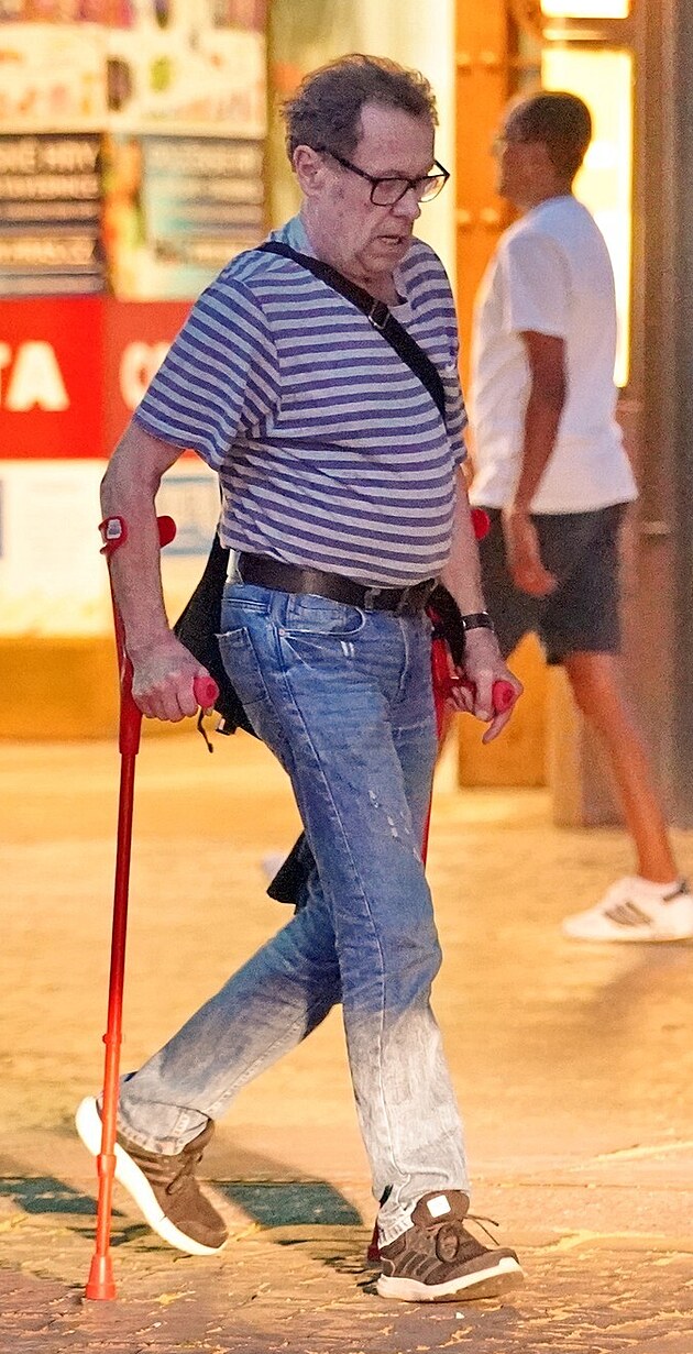 Old�ich V�zner dnes: herec se kv�li Parkinsonov� chorob� pohybuje s oporou...