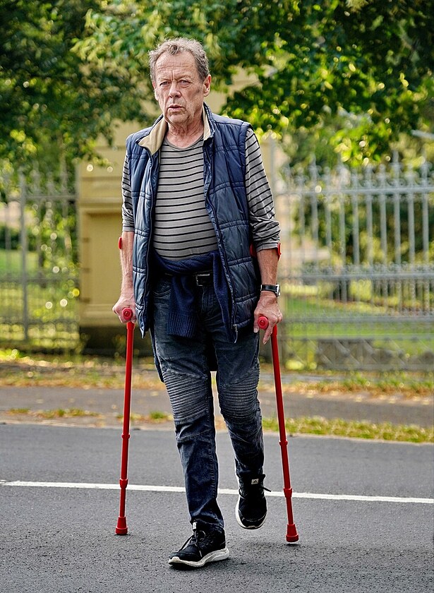 Z�ke�n� nemoc ho v�razn� omezuje. Legend�rn� Saturnin se dnes bez pomoci p�i...