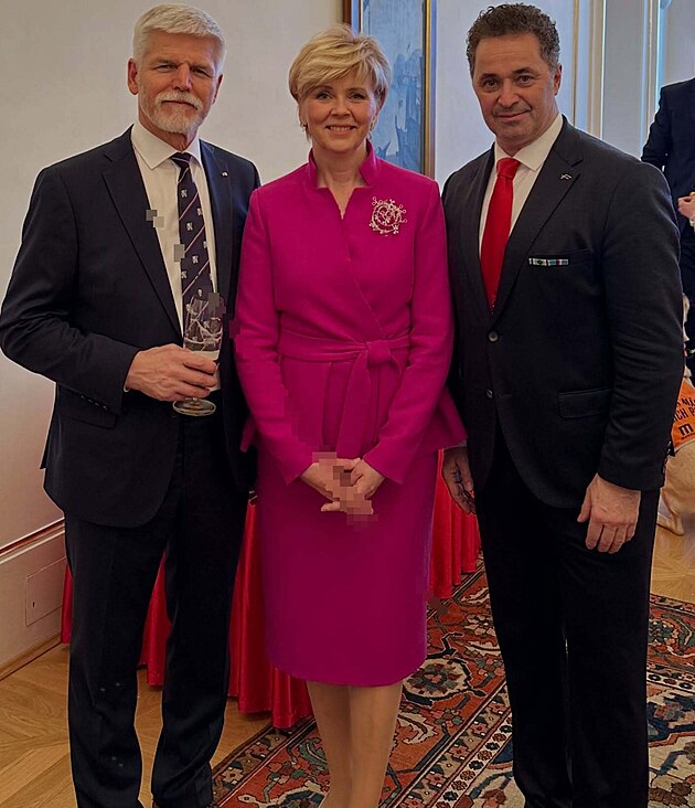Petr Pavel a Eva Pavlov� p�zuj� s Martinem Dejdarem. Herec prezidentovi ve�ejn�...