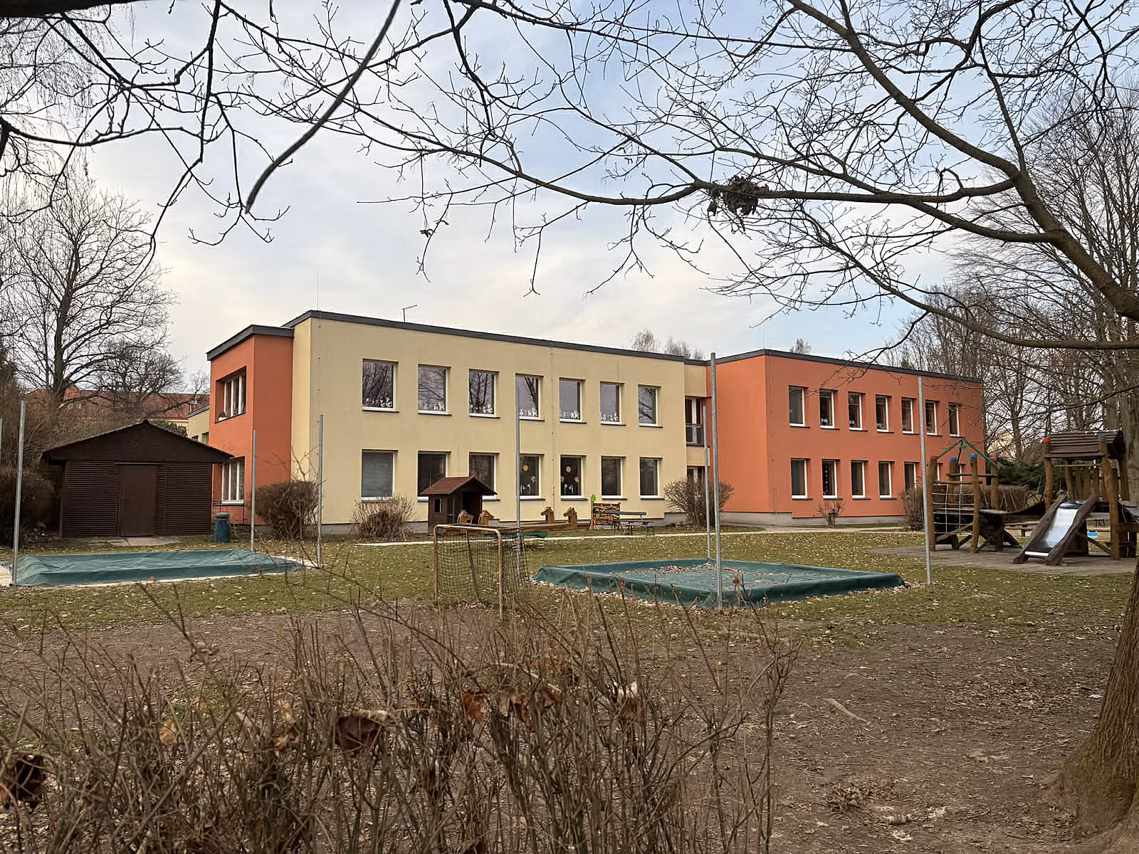 Mate�sk� �kola M�j v Ji��n�. Instituce se v posledn�ch m�s�c�ch ocitla v centru...