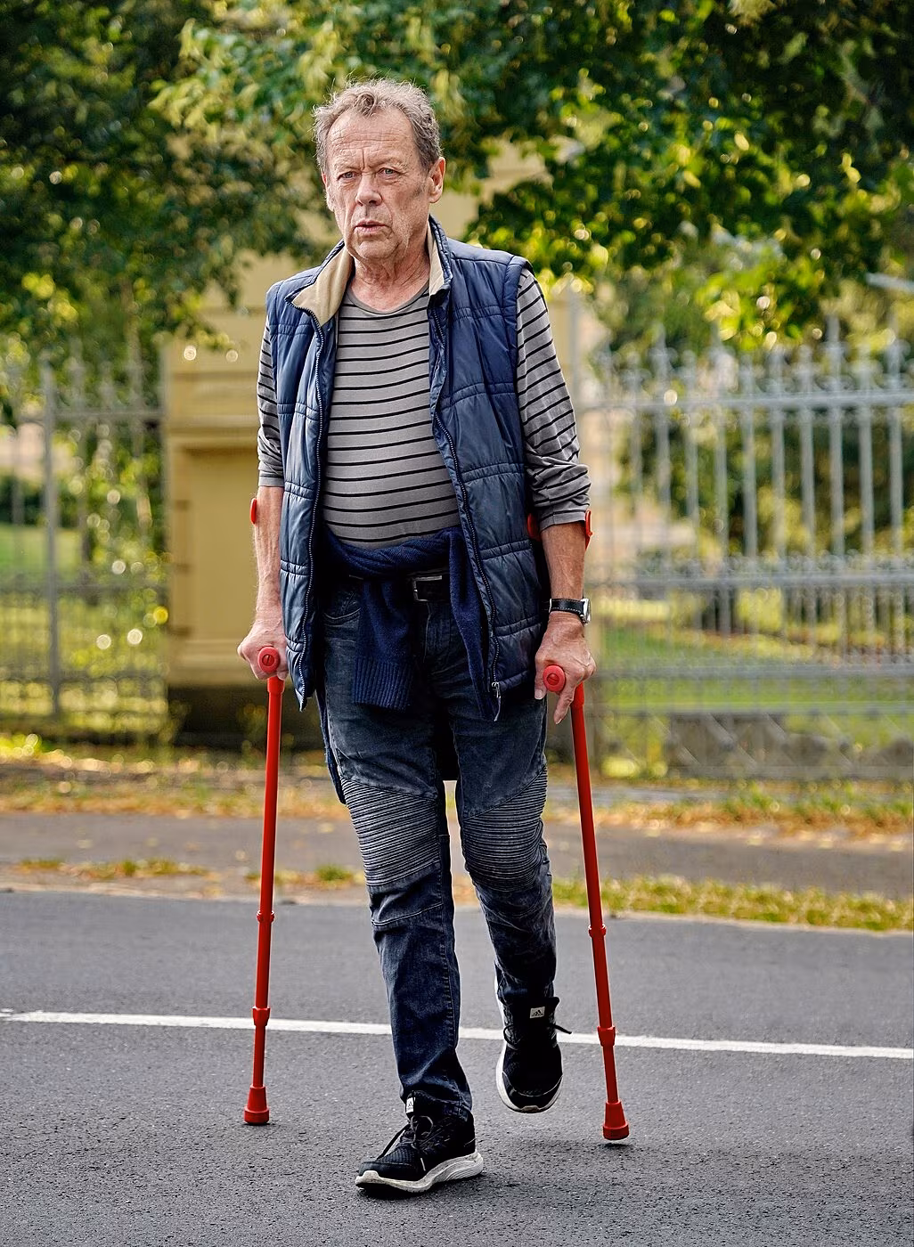 Z�ke�n� nemoc ho v�razn� omezuje. Legend�rn� Saturnin se dnes bez pomoci p�i...