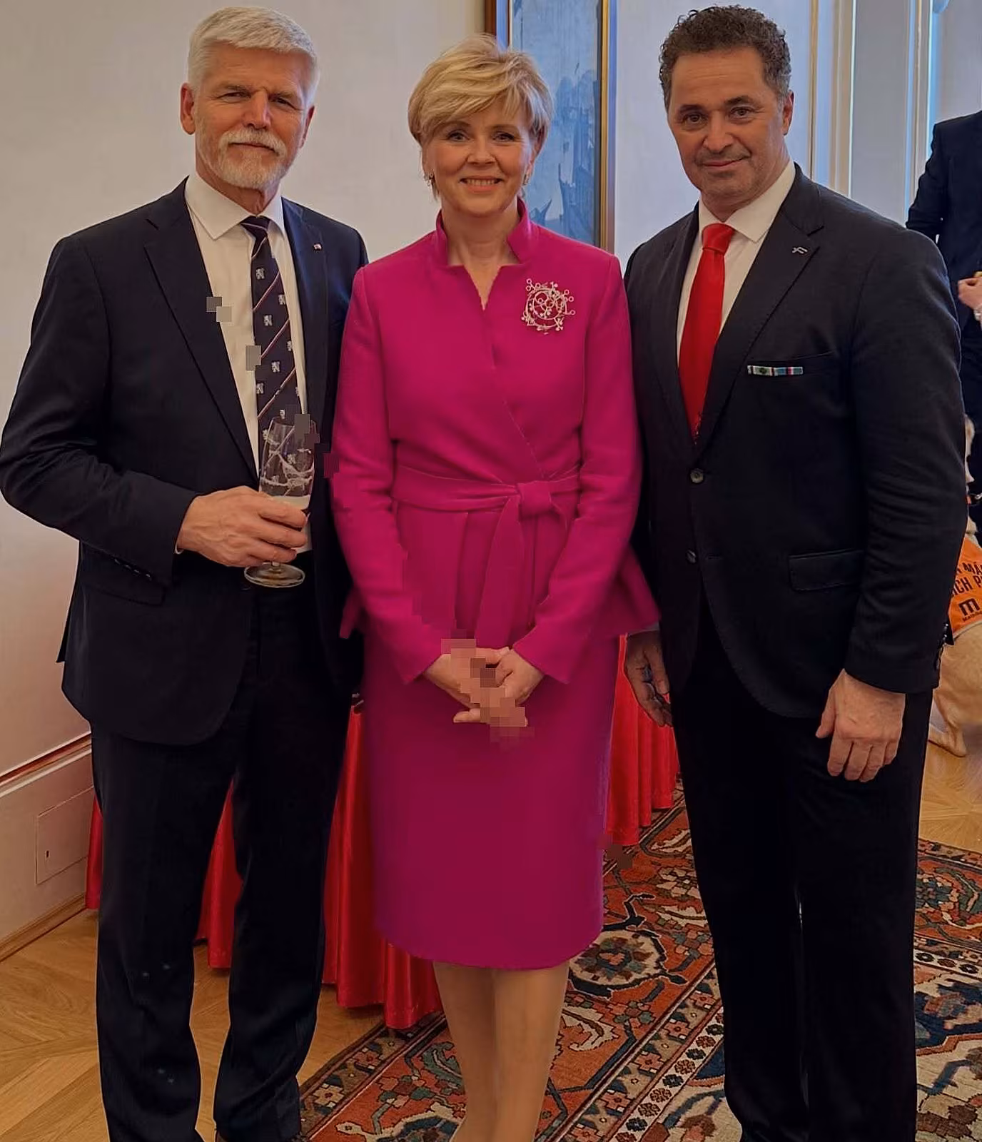 Petr Pavel a Eva Pavlov� p�zuj� s Martinem Dejdarem. Herec prezidentovi ve�ejn�...