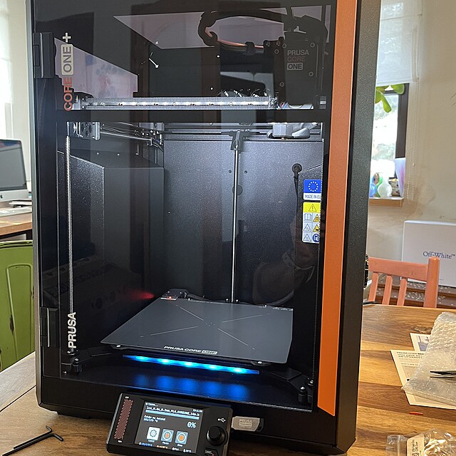 Prusa Core One po prvn�m rozbalen�. Tisk�rna p�ijde t�m�� kompletn� sestaven�, sta�� p�ipojit displej, zapojit kabel a m��e se tisknout.