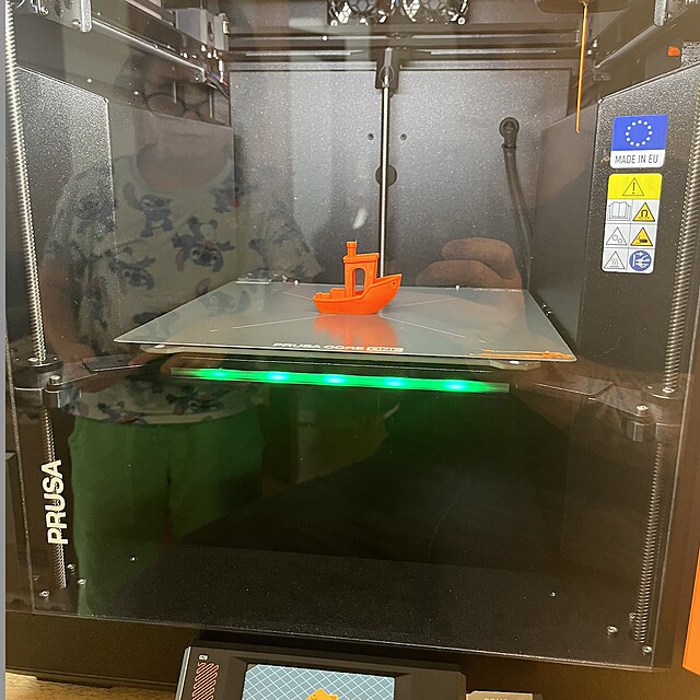 Prvn� test ka�d� nov� tisk�rny. Legend�rn� lo�ka Benchy, kterou tiska�i po cel�m sv�t� pou��vaj� jako rychl� test kvality, pr�v� vznik� na tisk�rn� Prusa Core One.