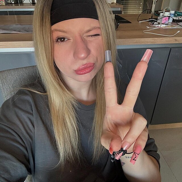 Dominika Elischerov� alias M�na