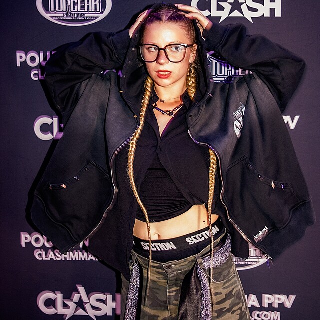 Dominika Elischerov� alias M�na