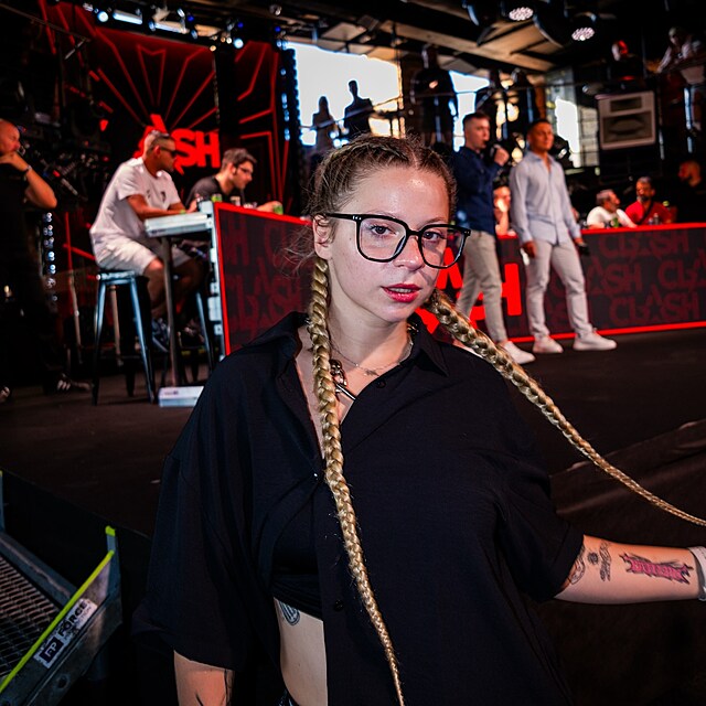 Dominika Elischerov� alias M�na