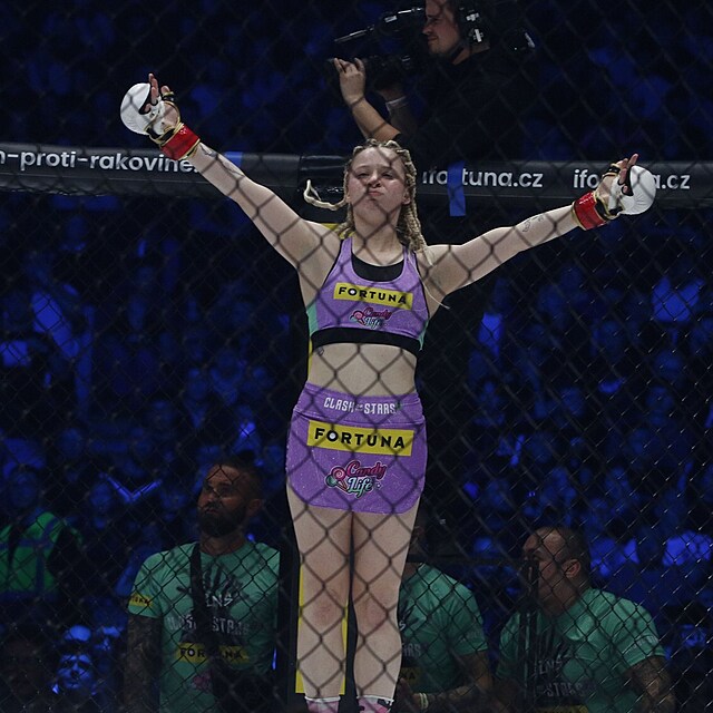 Dominika Elischerov� alias M�na