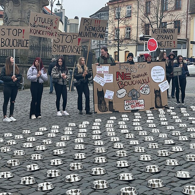 Demonstrace proti ps�mu �tulku Bouchalka