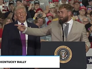 Jake Paul se objevil na podium vedle Donalda Trumpa