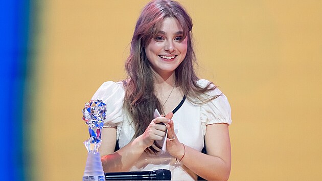 Kate�ina Falbrová d�kuje za �eského lva pro nejlep�í here�ku (14. b�ezna 2026).