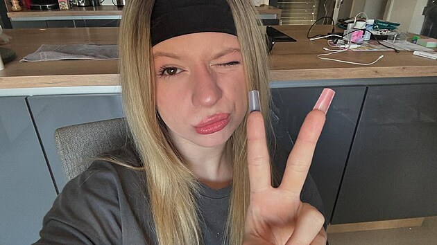 Dominika Elischerov� alias M�na