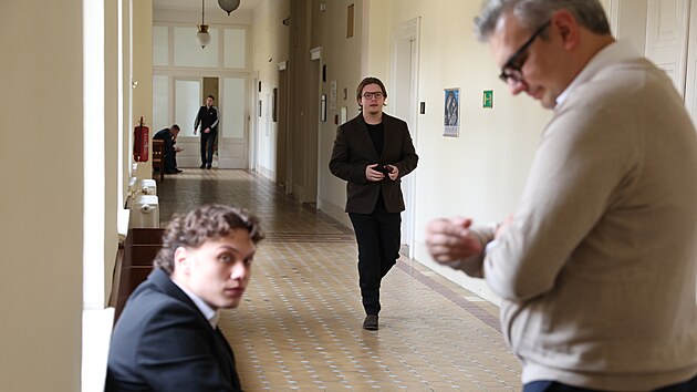 Jan Strach p�ichází k soudní síni. Na lavici �eká Denis �elezný.