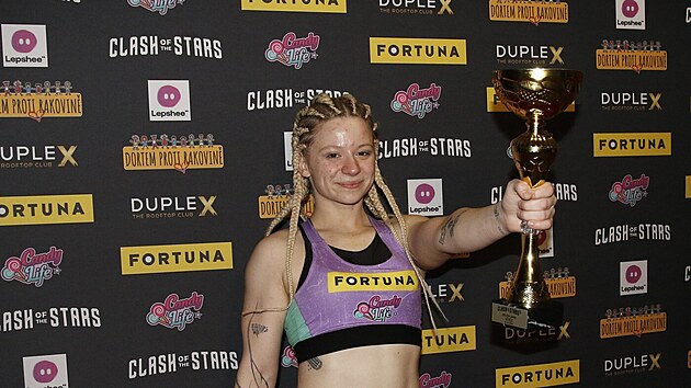 Dominika Elischerov� alias M�na