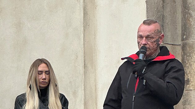 Demonstrace proti ps�mu �tulku Bouchalka