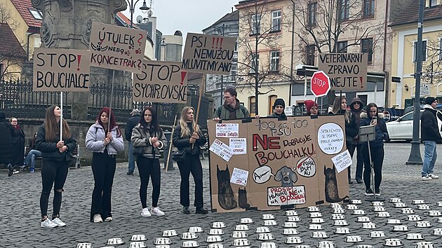Demonstrace proti ps�mu �tulku Bouchalka