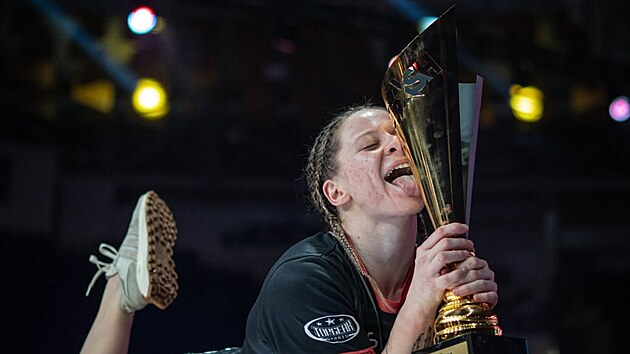 Dominika Elischerov� M�na se zlat�m poh�rem ihned po v�h�e