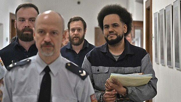 Dominik Feri p�ich�z� k soudu.