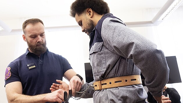 Dominika Feriho p�ivedla eskorta.