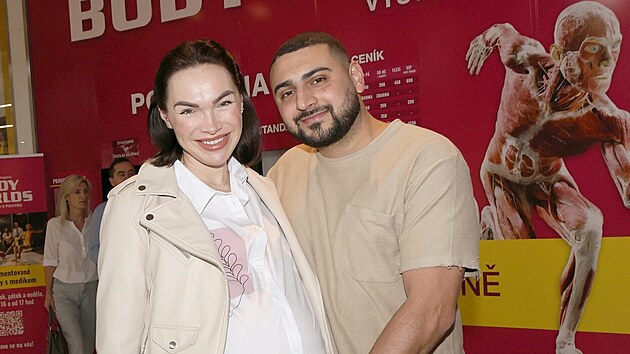 Eddie se o t�hotnou Kamilu pe�liv� stará.