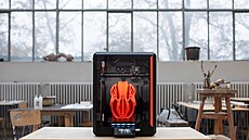 Tiskárna Prusa Core One v pracovním prost�edí. Dnes u� podobné stroje stojí...