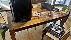 Domácí testování tiskárny p�ipomíná malou laborato�. Vedle stroje b�í notebook...