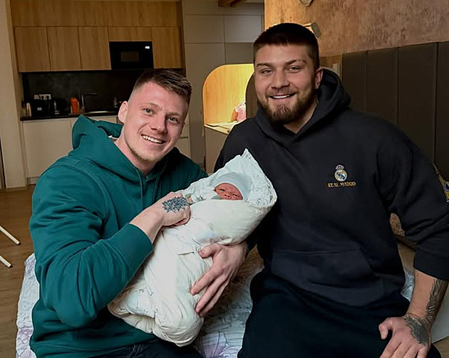 Těží Datel z narození druhého syna? Na YouTube natáčí videa, kde toto tvrzení vyvrací