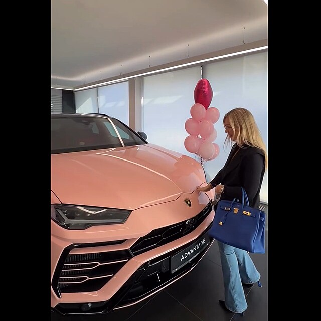 Dominika Myslivcov� dostala r��ov� lambo!