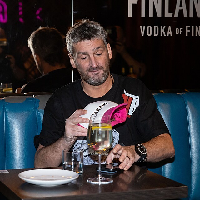 Martin Fenin �el na akci kv�li alkoholu zdarma a kluk�m z kapely Lunetic.