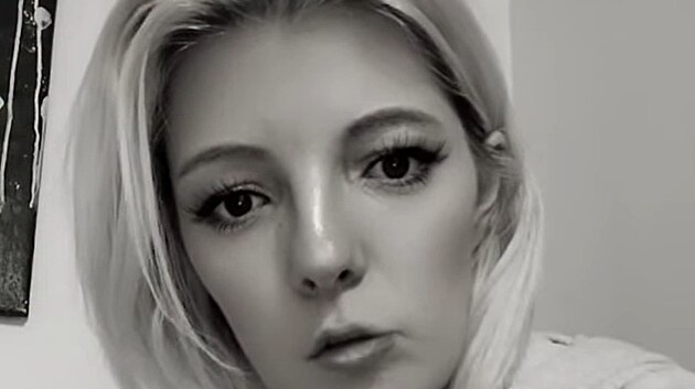 Shopaholic Adel bojuje s dluhy